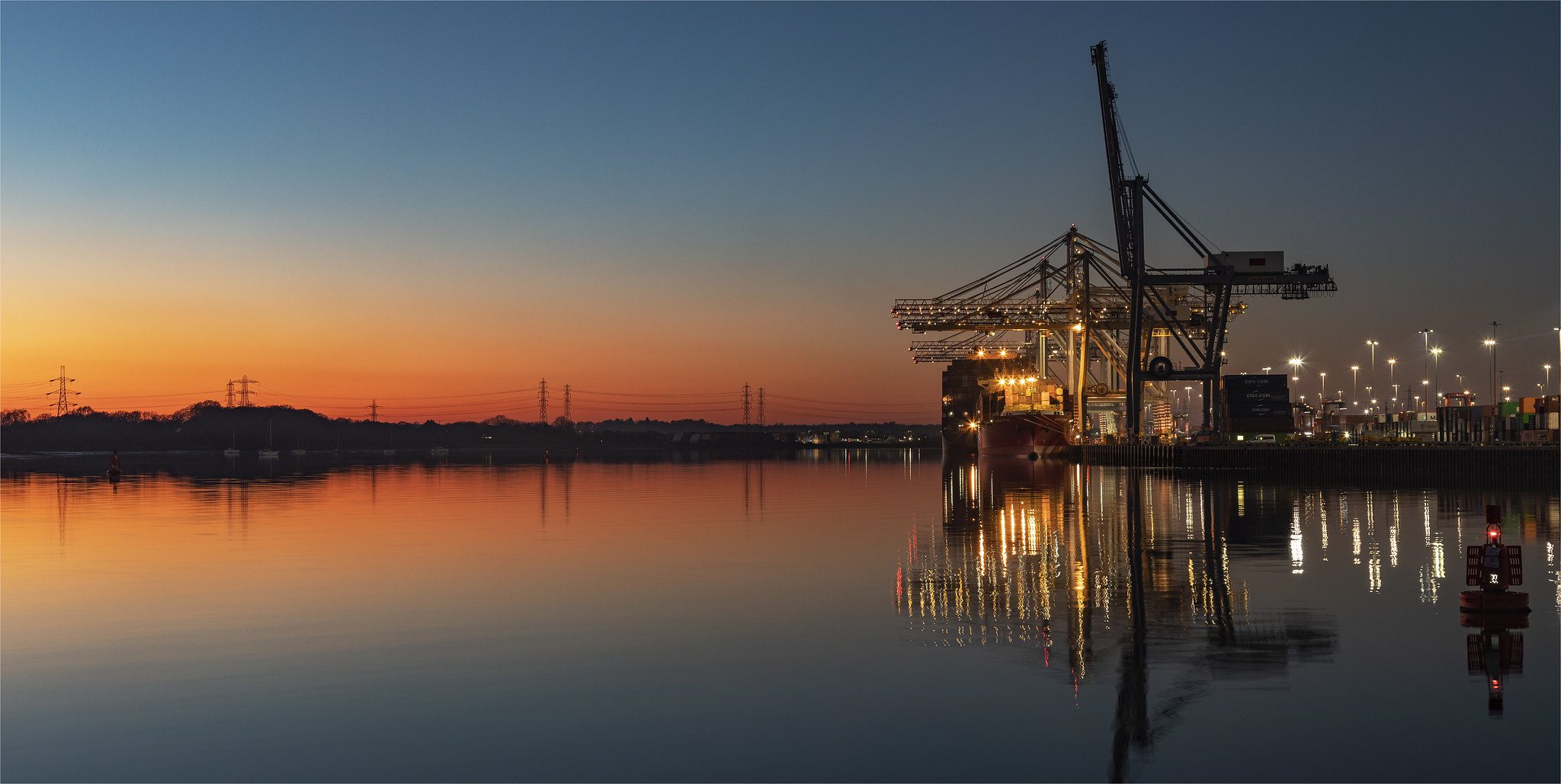 Wonderful sunset view over the water, showcasing one of the relaxing things to do in Southampton
